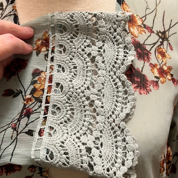 🎉HP x 2🎉 Jolt Floral Kimono with Crochet Trim - Picture 8 of 12